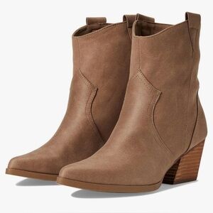 NEW DV COWBOY/GIRL BOOTS, PULL UP, STACKED HEEL. NEUTRAL COLOR, VERSATILE Sz.9.5